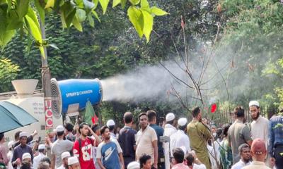 পরিবেশ ঠান্ডা রাখতে সমাবেশস্থলে পানি ছিটাচ্ছে ডিএনসিসি