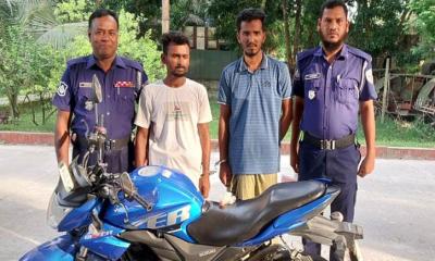 বন্ধুকে মাদক মামলায় ফাঁসাতে গিয়ে ইয়াবাসহ ২ যুবক গ্রেপ্তার  