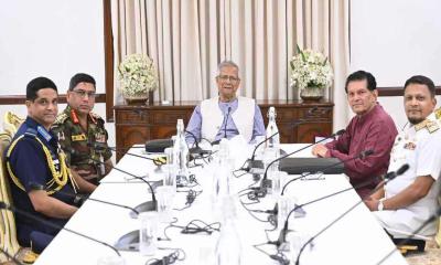 ৩ বাহিনী প্রধানকে যে নির্দেশ দিলেন প্রধান উপদেষ্টা