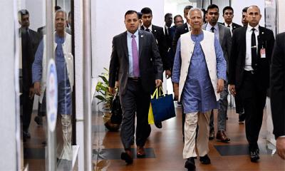 দেশে ফিরেছেন প্রধান উপদেষ্টা