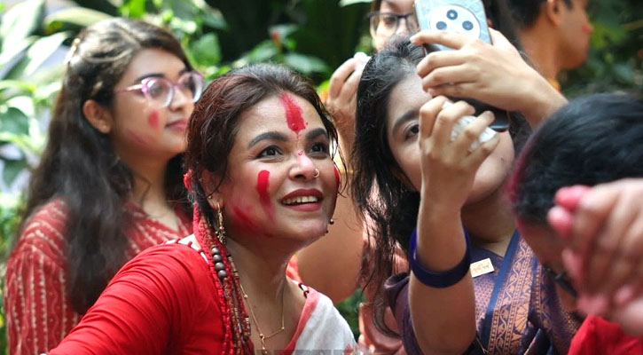 ঢাকেশ্বরীতে উৎসবে শাওন