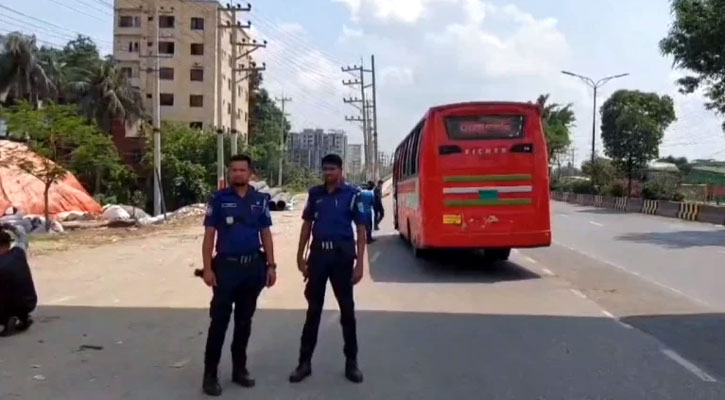 চলন্ত বাসে ডাকাতি, টাকা-স্বর্ণালংকার-মোবাইল লুট