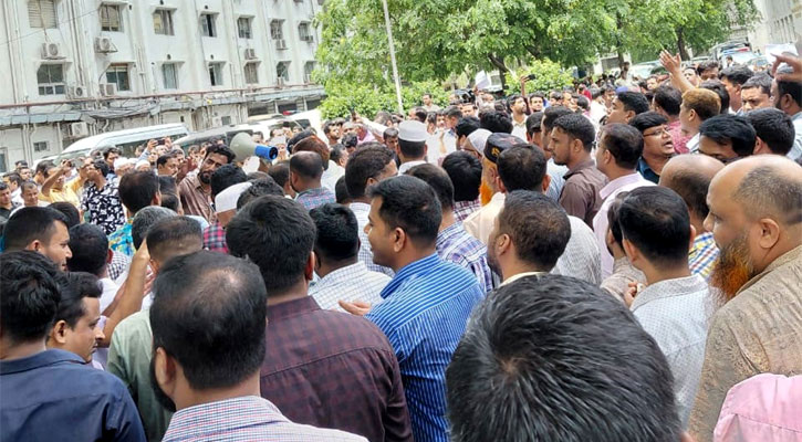 সচিবালয়ে আন্দোলন, প্রধান উপদেষ্টার বিদেশ সফরে আটকে গেল সিদ্ধান্ত 