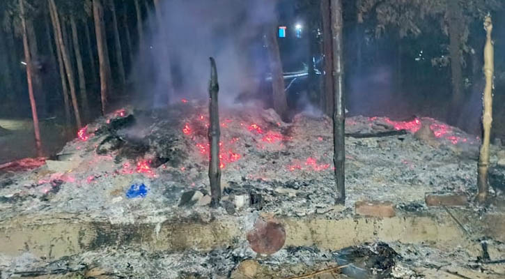 ঢাবি শিক্ষার্থী সাম্য হত্যা : গ্রেপ্তার তামিমের বাড়ি পুড়ে ছাই