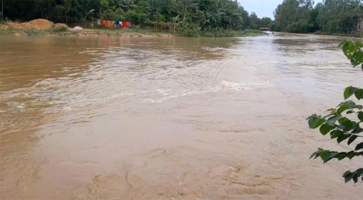 পাহাড়ি ঢলে বাড়ছে নদ-নদীর পানি