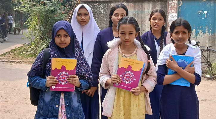 নতুন বই বিতরণ নিয়ে দুঃখ প্রকাশ, যা বললেন শিক্ষা উপদেষ্টা