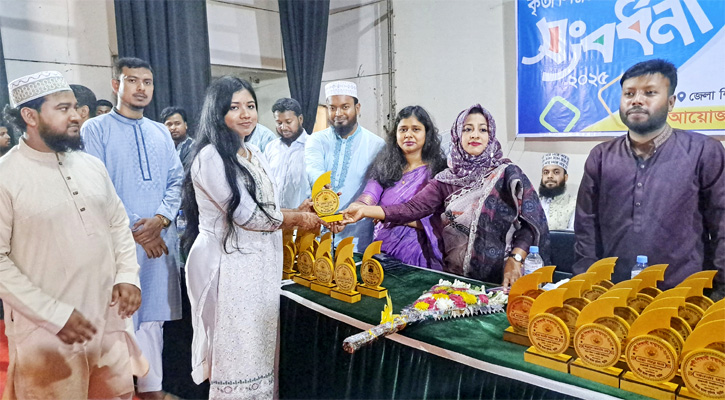 নড়াইলে কৃতী শিক্ষার্থীদের সংবর্ধনা