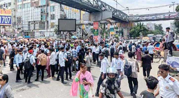 সায়েন্সল্যাব মোড় অবরোধ আইডিয়াল শিক্ষার্থীদের