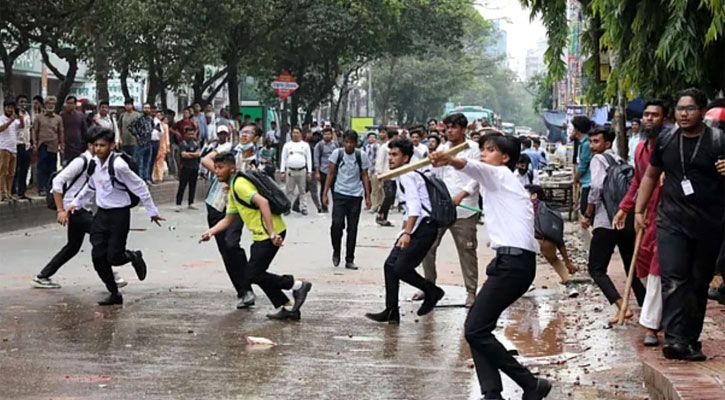 ঢাকা ও সিটি কলেজ শিক্ষার্থীদের মধ্যে সংঘর্ষ, পুলিশের লাঠিপেটা