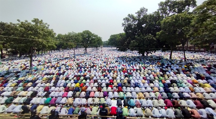 শোলাকিয়ায় ঈদের নামাজ অনুষ্ঠিত, দেশের সমৃদ্ধি কামনায় মোনাজাত