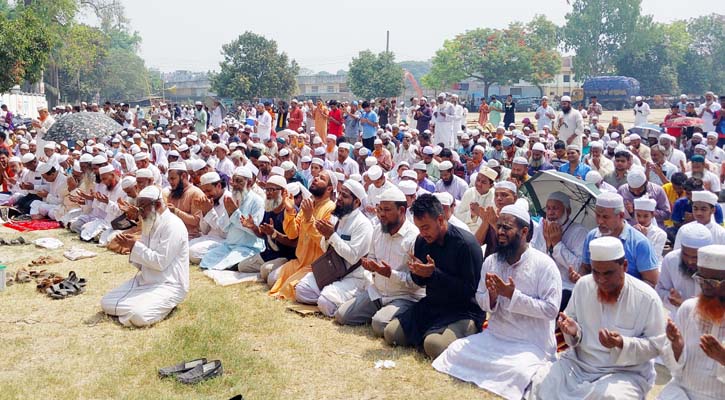 কেঁদে কেঁদে আল্লাহর কাছে বৃষ্টি চাইলেন মুসল্লিরা