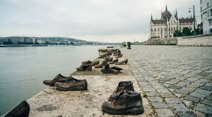 দানিউবের তীরে লোহার জুতা: বুদাপেস্টে নীরব এক গণহত্যার স্মৃতিস্তম্ভ