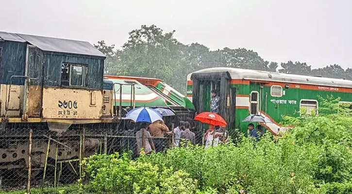 লালমনিরহাটে দুই ট্রেনের মুখোমুখি সংঘর্ষ