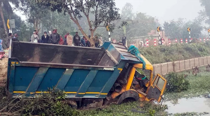 নওগাঁয় ট্রাকচাপায় ভ্যানের ৫ যাত্রী নিহত