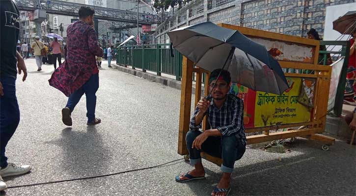তীব্র রোদে আন্দোলনকারীদের সঙ্গী ছিল ‘ছাতা’