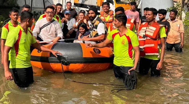 ঘূর্ণিঝড়ে ২৪ ঘণ্টা আটকে থাকার পর উদ্ধার আমির খান