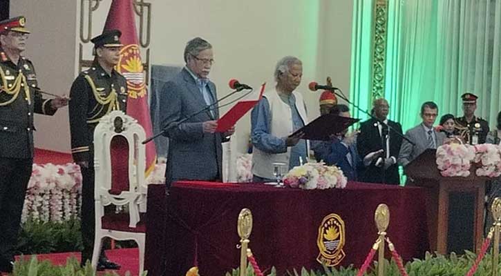 অন্তর্বর্তীকালীন সরকারের প্রধান উপদেষ্টা হিসেবে শপথ নিলেন ড. ইউনূস