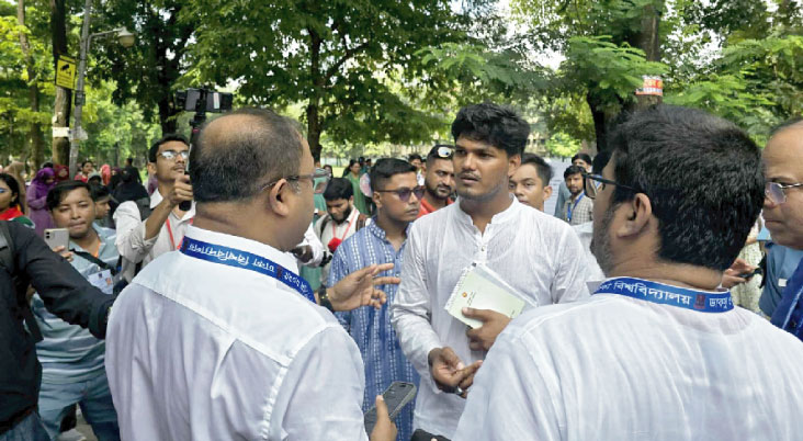 আবিদকে জড়িয়ে ধরে ডিন বললেন, ‘সব খবর ভালো’