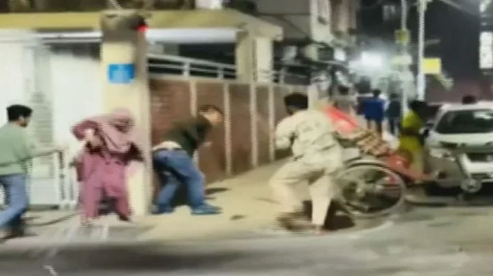 দ্রুতগতিতে মোটরসাইকেল চালানোয় প্রতিবাদ করায় প্রকাশ্যে কোপানো হলো স্বামী-স্ত্রীকে