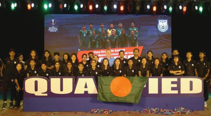 যে কারণে মধ্যরাতে ঋতুপর্ণাদের সংবর্ধনা দিল বাফুফে