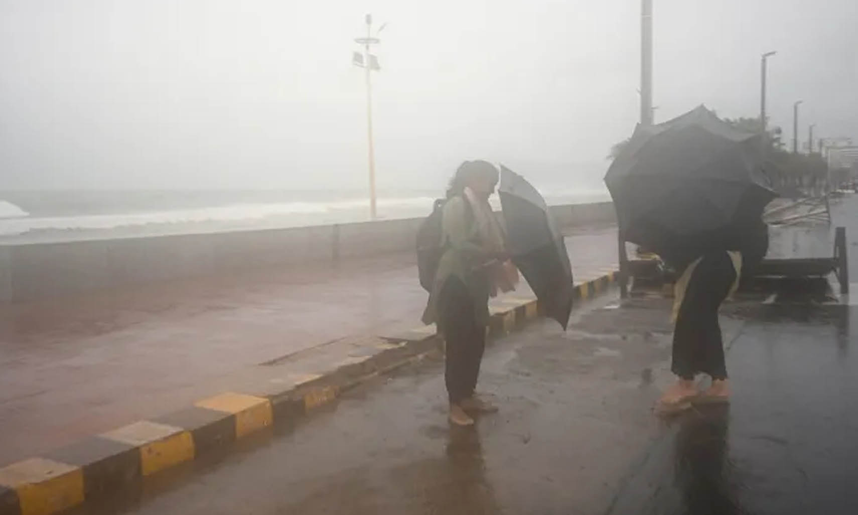ভারতে আঘাত হেনেছে ঘূর্ণিঝড় অর্ণব