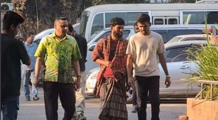 পুলিশের কাছ থেকে আটক ব্যক্তিকে ছাড়িয়ে নিলেন আসিফ মাহমুদ