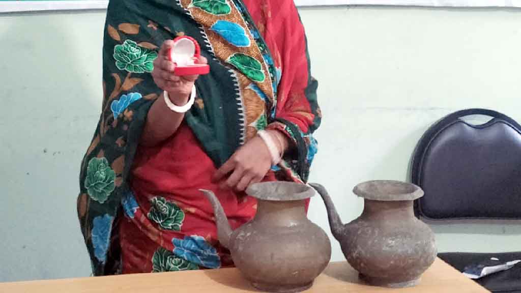 সেই বদনা, নাকফুল ও আংটি ফিরে পেলেন গৃহবধূ শ্রাবণী