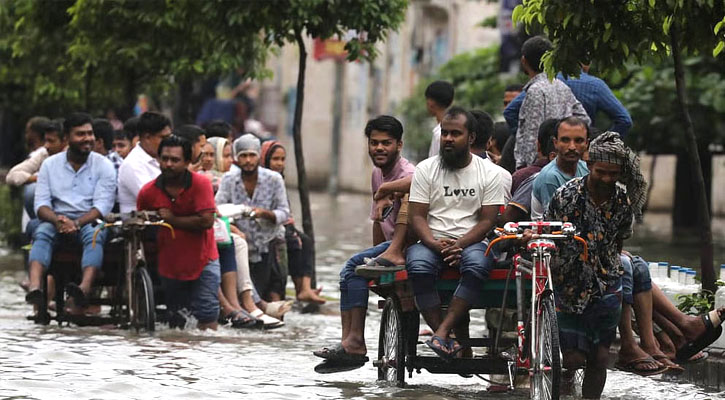 আঝোর বৃষ্টিতে ডুবেছে রাজধানী, দুর্ভোগে নগরবাসী