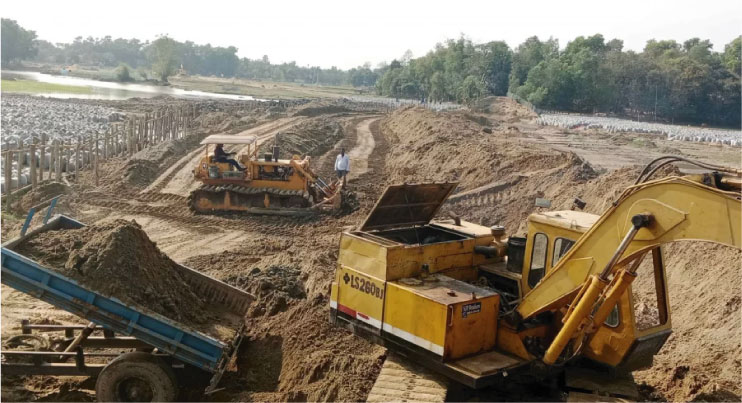 রাতের আঁধারে সীমান্তে বিএসএফের বাঙ্কার খনন
