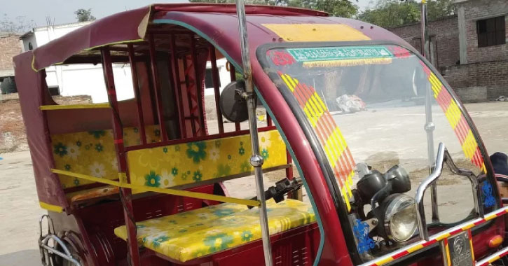 ব্যাটারির অটোরিকশা থেকে ব্যাগ আনতে গিয়ে মুহূর্তেই ঝরে গেল মা-মেয়ের প্রাণ