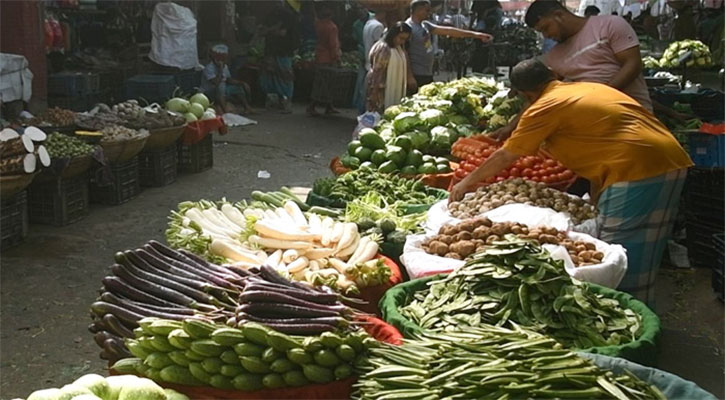 সবজির দাম কমলেও বেড়েছে মুরগির