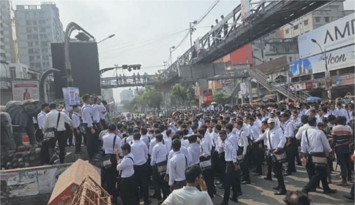 ৩ বিক্ষোভ-অবরোধে অচল ঢাকা