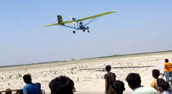 প্রথমবারের মতো নিজের তৈরি বিমান উড়িয়ে তাক লাগালেন জুলহাস