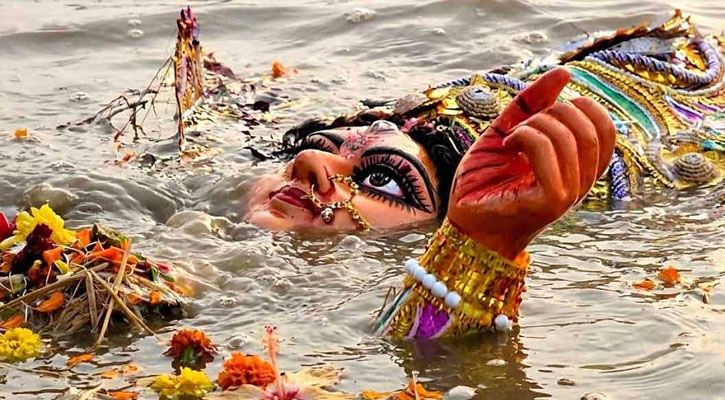 পুলিশি নিরাপত্তায় ঢাকায় প্রতিমা বিসর্জন