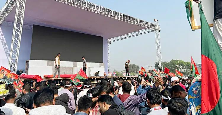 তারেক রহমানকে বরণে ৩০০ ফিটে প্রস্তুত মঞ্চ, শত শত নেতাকর্মীর ভিড়