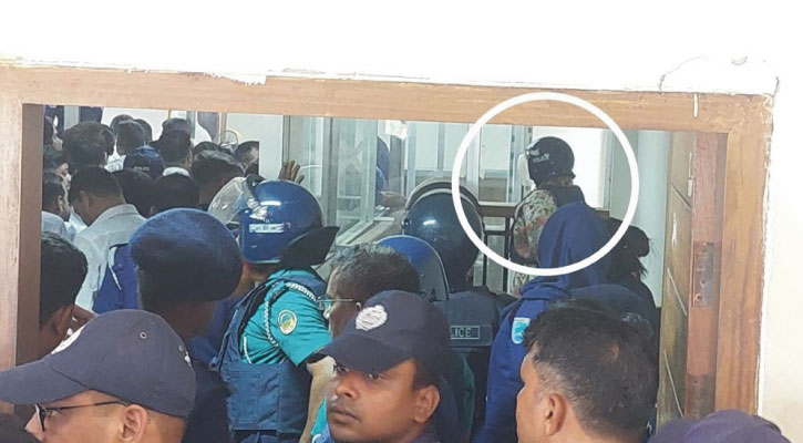 আদালতে মমতাজকে ডিম ও জুতা নিক্ষেপ