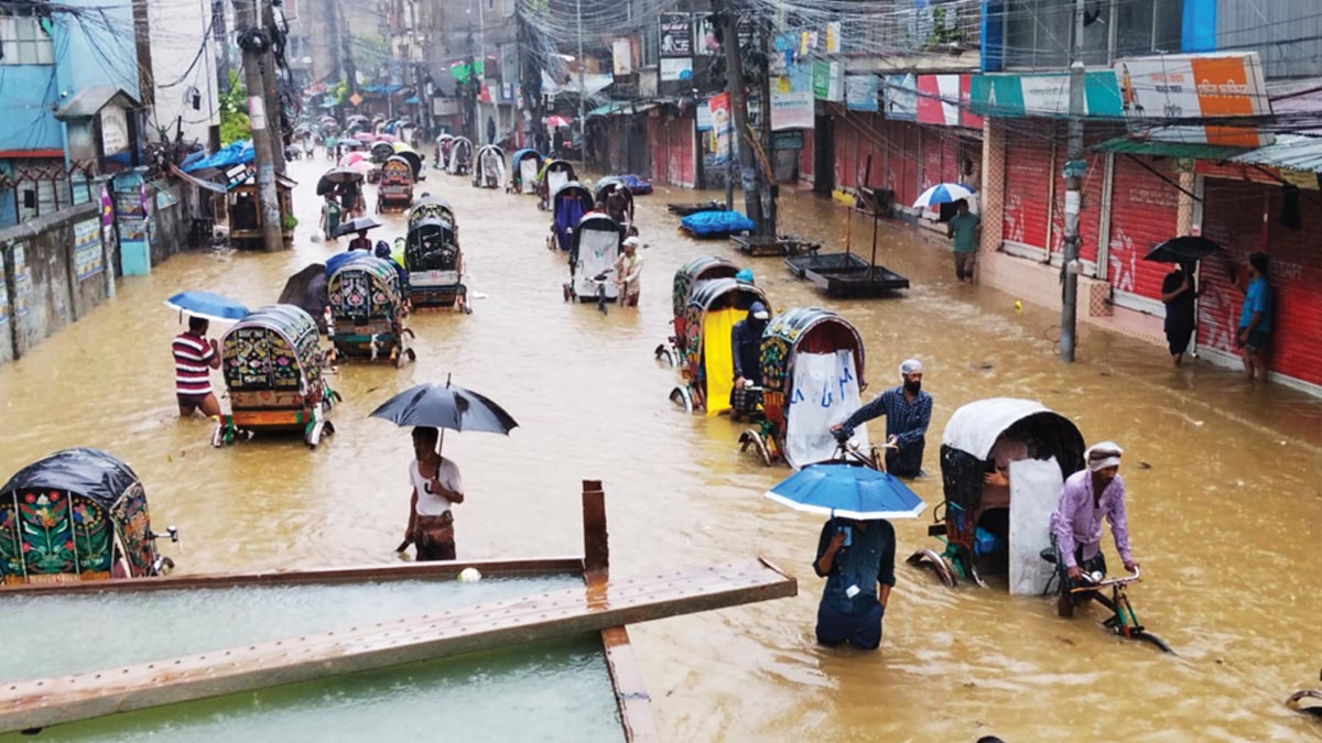 পানিবন্দী লাখো মানুষ, রেল ও সড়ক যোগাযোগ ব্যাহত