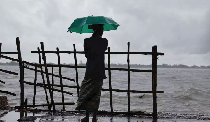 কোথাও ভারী বৃষ্টি, কোথাও বজ্রবৃষ্টির পূর্বাভাস, নদীবন্দরে ২ নম্বর সংকেত