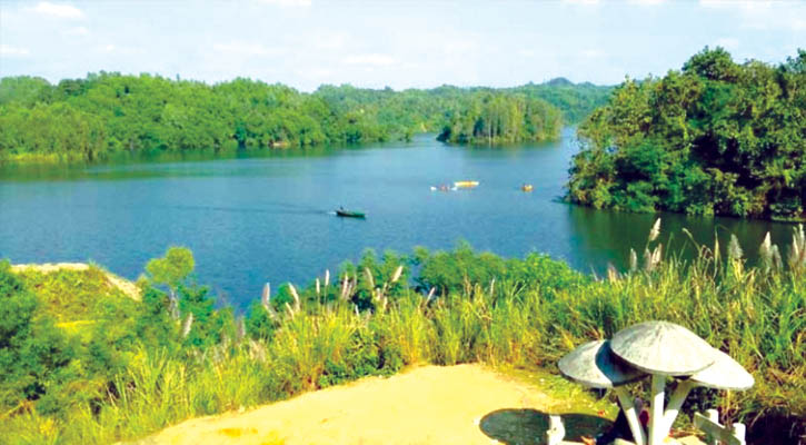 প্রকৃতির মায়াজালে মোহাবিষ্ট মহামায়া লেক