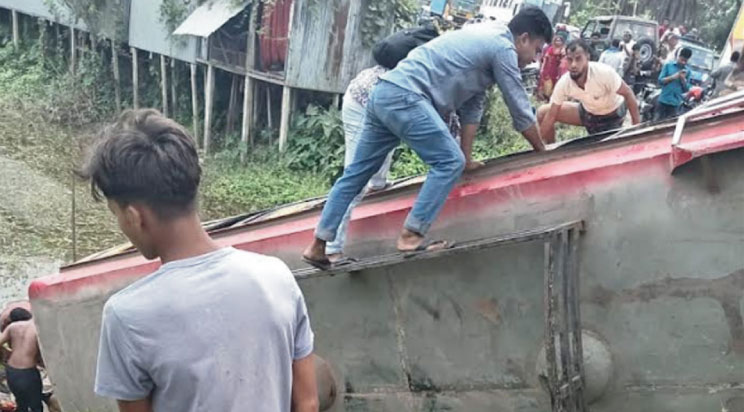 বাস নিয়ন্ত্রণ হারিয়ে খাদে পড়ে নিহত ৪