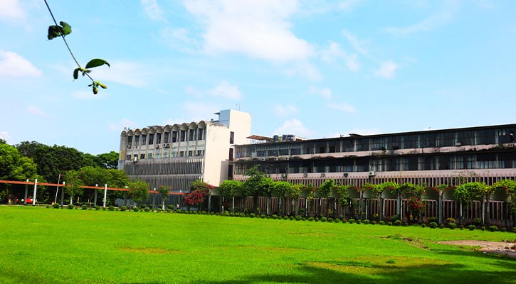 গোপনে সহপাঠীদের ঘুমন্ত অপ্রীতিকর ছবি তুলে সিনিয়র ভাইকে পাঠাতেন বাকৃবি ছাত্রী