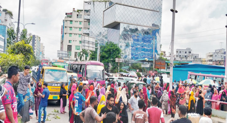 রাজধানীতে পোশাকশ্রমিকদের সড়ক অবরোধ