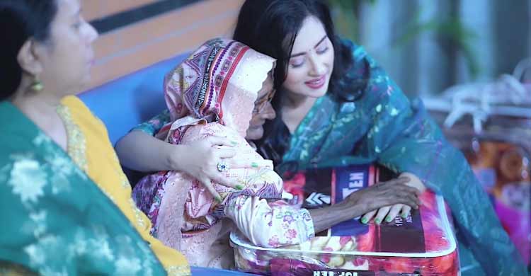 জন্মদিনে বৃদ্ধাশ্রমে গল্প আড্ডায় মেতে ওঠেন বুবলী