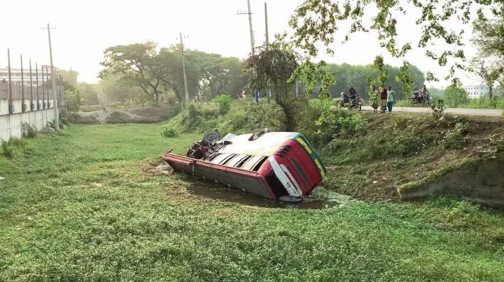 ট্রাক-বাসের সংঘর্ষ, নিহত ৩, আহত ৫০