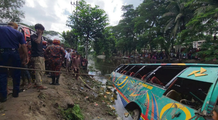 যাত্রীবাহী বাস খালে ডুবে নিহত ৫
