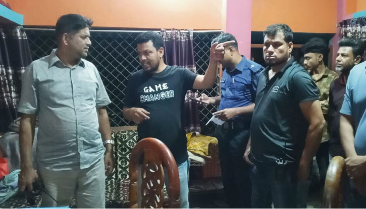 বাড়িতে ঢুকে স্কুলশিক্ষিকার গলা থেকে চেইন নিয়ে যায় দুর্বৃত্তরা