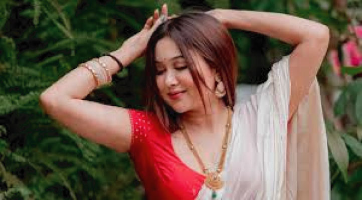 আবার আলোচনায় অভিনেত্রী চমক