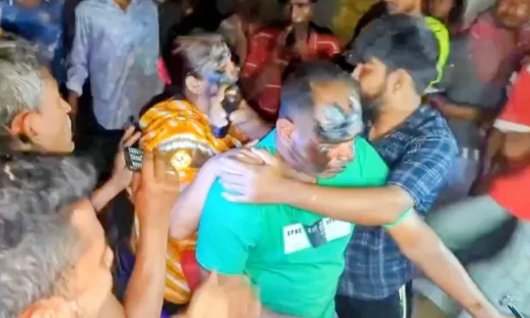 চুনকালি মাখিয়ে গ্রামছাড়া করা হলো টিকটকারকে