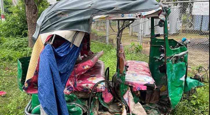 বাসের ধাক্কায় প্রাণ গেল মা-ছেলেসহ ৩ জনের