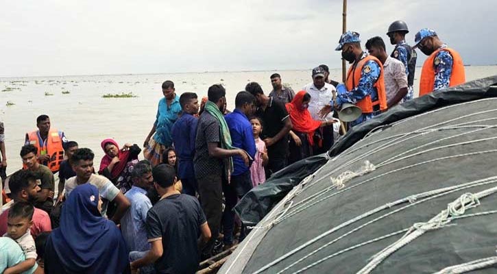 ট্রলারের ইঞ্জিন বিকল হয়ে মাঝনদীতে ভাসছিল ৬০ যাত্রী